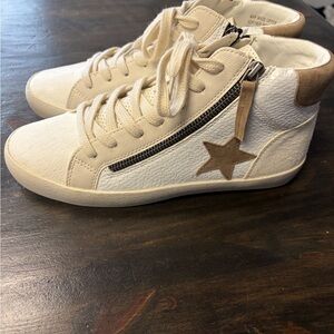Women’s High-Top Sneakers with Star Accent size 7.5